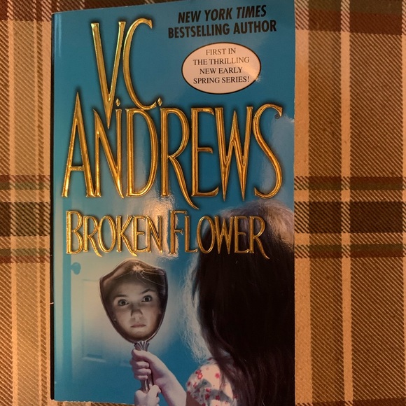 V. C. Andrews 2 book bundle - Picture 6 of 9